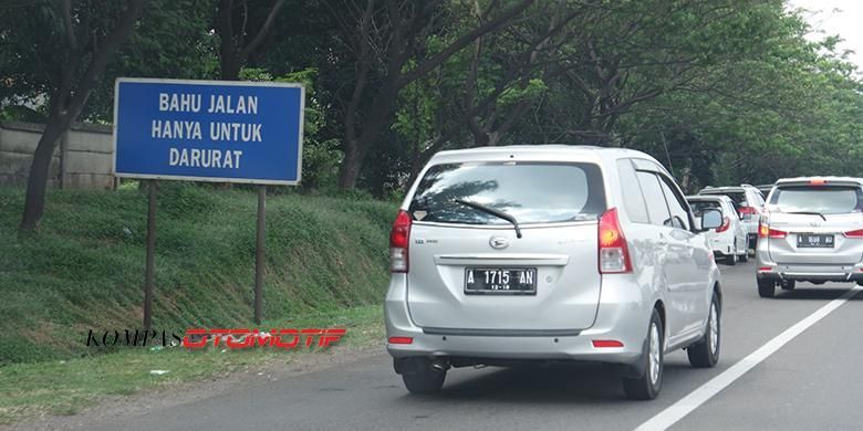 Pengemudi kerap kali melanggar peruntukan bahu jalan di jalan tol.(Febri Ardani/KompasOtomotif) 