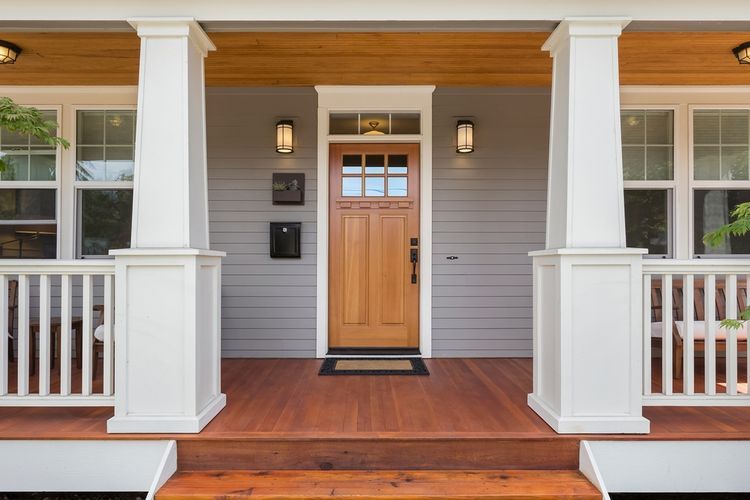 Ilustrasi pintu depan rumah, Ilustrasi pintu kayu.(Shutterstock/Breadmaker) 