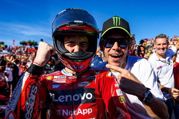 Valentino Rossi hadir saat Francesco Bagnaia menjadi juara dunia pada MotoGP Valencia 2022(Dok. @valeyellow46) 