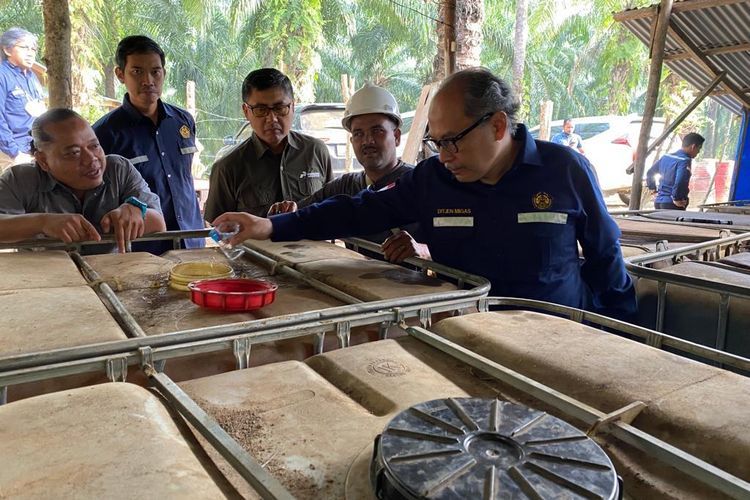 Direktur Jenderal Minyak dan Gas Bumi (Dirjen Migas) Kementerian Energi dan Sumber Daya Mineral (ESDM), Tutuka Ariadji meninjau langsung lokasi pemboran ilegal yang berada di Kecamatan Ranto Peureulak, Aceh Timur, Kamis (19/1/2023)