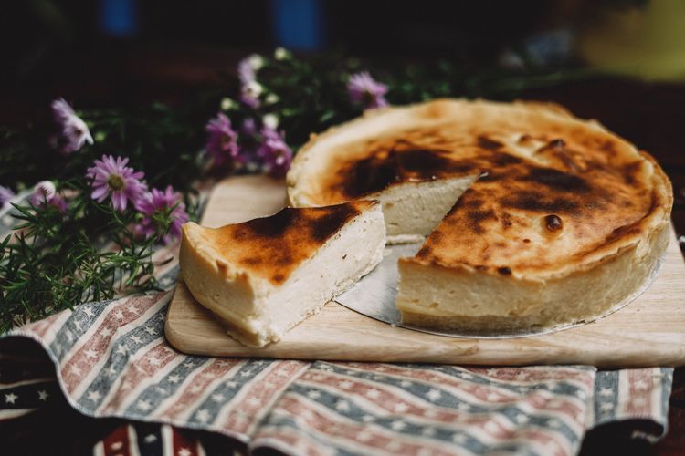 Ilustrasi cheesecake panggang. 