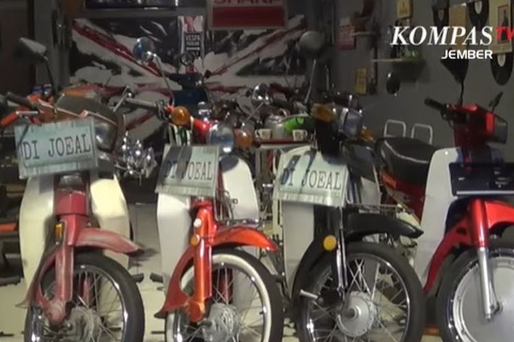Sederet koleksi motor klasik milik Irfan di Kota Blitar, Jawa Timur. (-) 