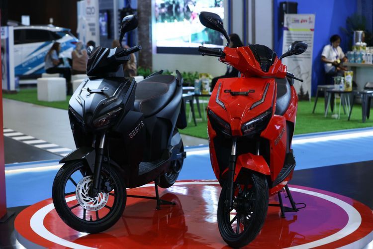 Motor listrik Gesits G1 dipamerkan di ajang Periklindo Electric Vehicle Show (PEVS) 2022 di JI Expo Kemayoran, Jakarta, Kamis (28/7/2022). Gesits G1 memiliki fitur unggulan salah satunya adalah fitur peta digital yang bisa dinikmati pemilik kendaraan melalui panel indikator. Sehingga, pemilik tidak perlu repot memakai telepon genggam untuk memakai peta selama berkendara.(KOMPAS.com/KRISTIANTO PURNOMO) 