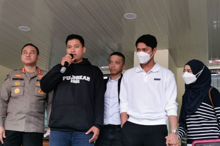 Pelaku A (memakai jaket hitam) dan Rizky Billar saat ditemui di Polda Metro Jaya, Jakarta, Jumat (3/2/2023). (KOMPAS.com/Revi C Rantung ) 