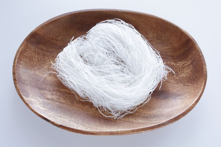 Ilustrasi soun, terbuat dari pati kacang hijau. Biasanya disebut juga glass noodle. 