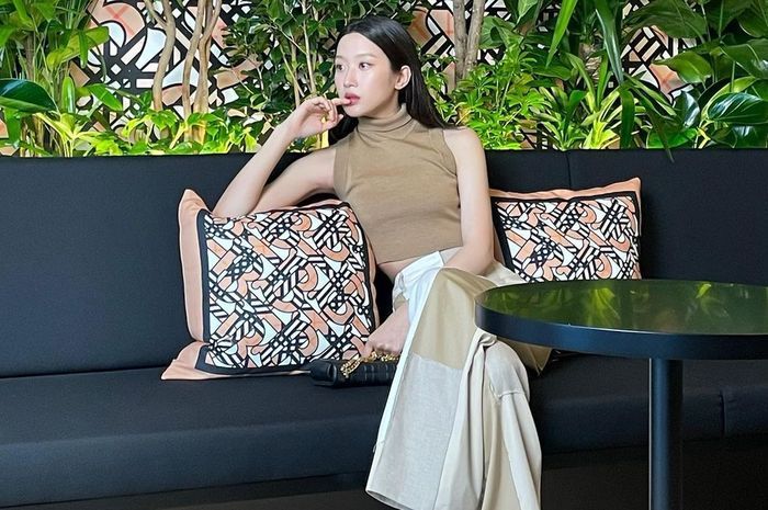 Gaya fashion sehari-hari Moon Ga Young 