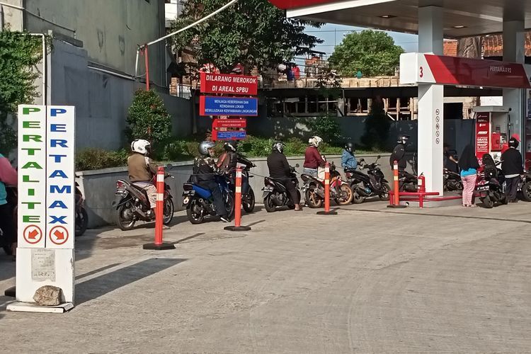 Sehari sebelum pemberlakukan Mypertamina beberapa SPBU di Kota Bandung dan Kabupaten Bandung mengalami antrean panjang pengisian BBM.(KOMPAS.COM/M. Elgana Mubarokah) 