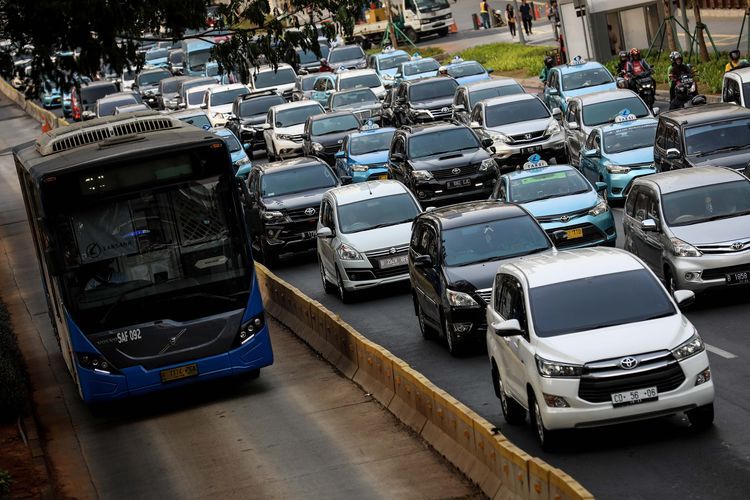 Kendaraan bermotor melambat akibat terjebak kemacetan di jalan Jenderal Sudriman, Jakarta Pusat, Kamis (8/8/2019). Pemerintah Provinsi DKI Jakarta memutuskan untuk memperluas sistem pembatasan kendaraan bermotor berdasarkan nomor polisi ganjil dan genap. Sosialisasi perluasan ganjil genap dimulai da