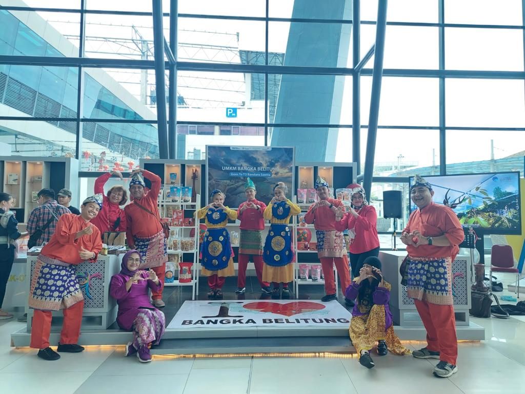 Pengunjung Mengunjungi Stand Budaya dan Kuliner Babel