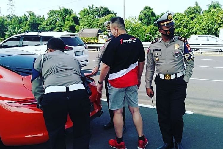 Pengendara Porsche yang ditilang karena ugal-ugalan di jalan tol oleh PJR Ditlantas Polda Metro Jaya(instagram @satpjr_poldametrojaya) 