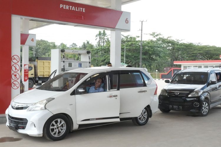 Mobil sedang mengisi bahan bakar minyak (BBM) di SPBU.(DOK. Humas BPH Migas) 