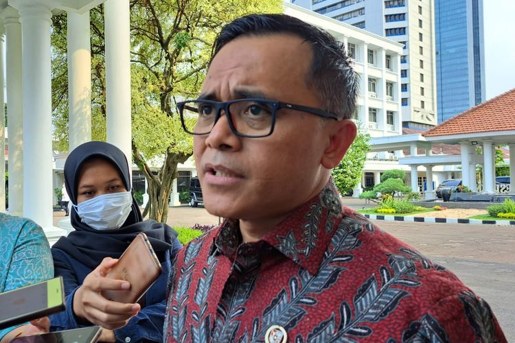 Menteri Pendayagunaan Aparatur Negara dan Reformasi Birokrasi (Menpan RB) Abdullah Azwar Anas (tengah) saat diwawancarai awak media di Istana Wakil Presiden, Jakarta, Kamis (12/1/2023). Pemerintah buka opsi tidak berhentikan tenaga honorer.