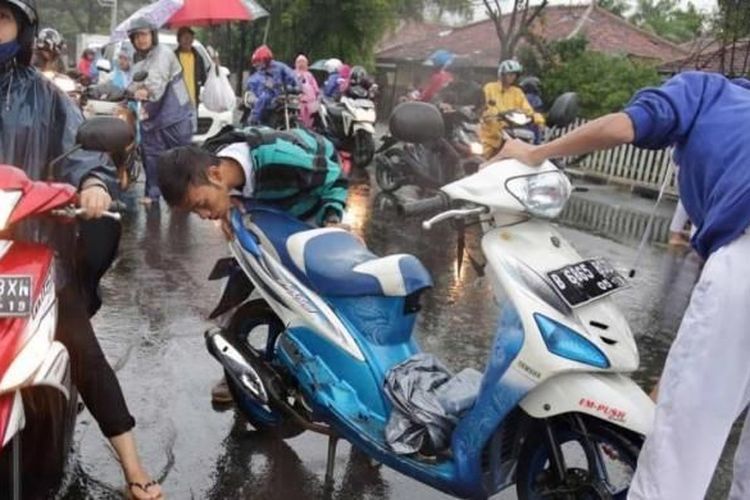 Sejumlah sepeda motor mogok saat melewati banjir di Jalan Budi Jaya, Kebun Jeruk, Jakarta, Senin (9/2/2015). Curah hujan yang tinggi mengakibatkan sejumlah tempat di ibu kota terendam banjir.(KOMPAS / LASTI KURNIA) 