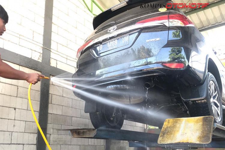 Cuci mobil bagian kolong dengan hidrolik() 
