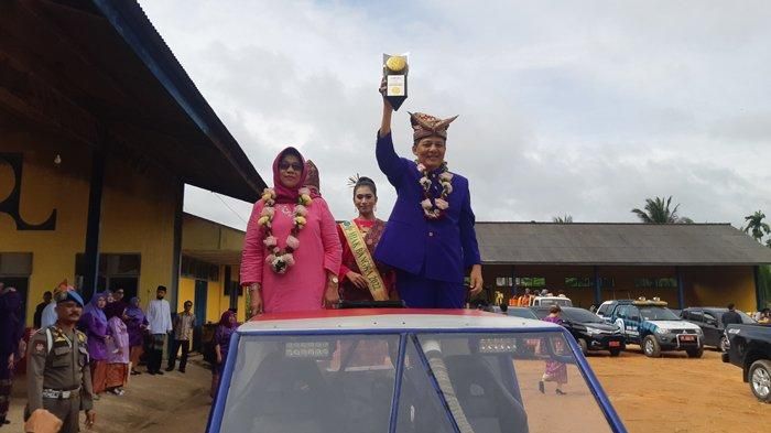 Sekda Bangka, Andi Hudirman membawa Piala Adipura untuk Kota Sungaliat akan dibawa arak arakan Sabtu (4/3/2023).    
