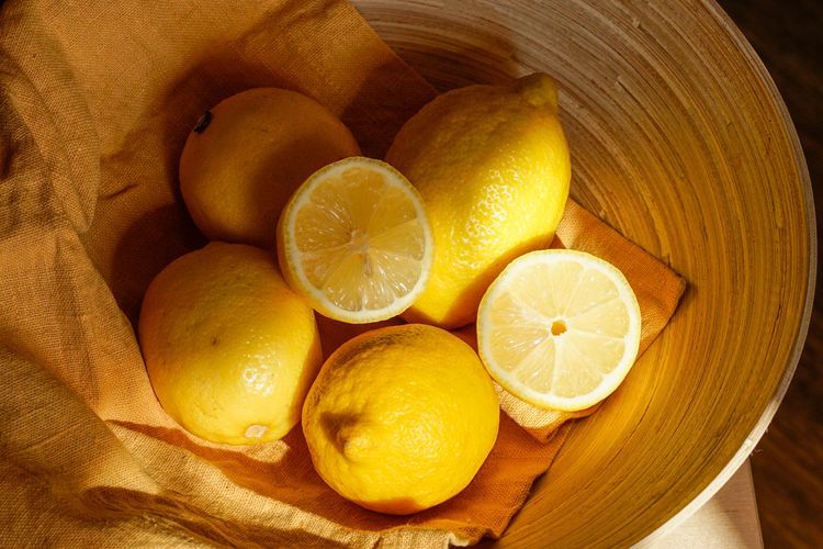 Ada beberapa temuan yang mendukung manfaat lemon untuk asam lambung, salah satunya adalah temuan yang dipublikasikan di PMC pada 2013. Melansir Healthline, temuan tersebut menyebutkan bahwa diet tinggi asam askorbat, termasuk lemon, dapat membantu melindungi perut dari kanker tertentu dan kerusakan 