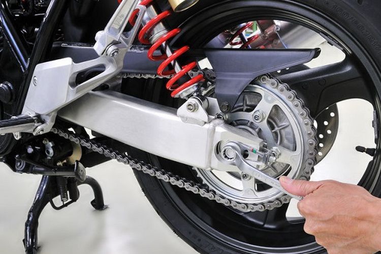 Ilustrasi merawat rantai motor(-) 