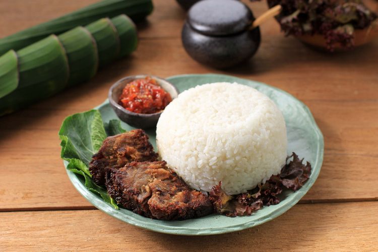 Sering Ada Di Katering Makanan Berikut Cara Membuat Empal Penyet Lalap