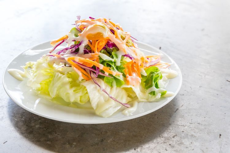 Ilustrasi salad sayur dengan saus thousand island.