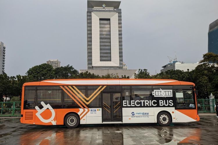 Bus listrik Transjakarta mulai beroperasi untuk 4 rute non-BRT saat diresmikan di Plaza Selatan Monumen Nasional, Selasa (8/3/2022).(KOMPAS.com/SINGGIH WIRYONO) 