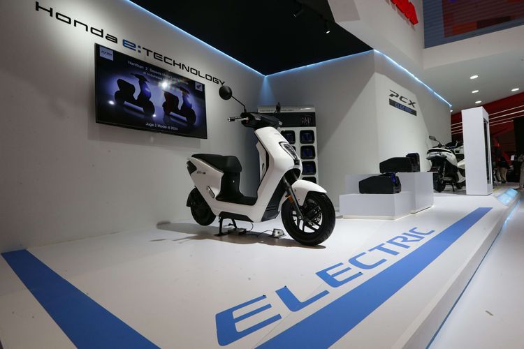 Motor listrik Honda EM1 e: dipamerkan di ajang Indonesia International Motor Show (IIMS) 2023 di JIExpo, Kemayoran, Jakarta Pusat, Minggu (19/2/2023). Motor listrik ini telah mengusung Honda Mobile Power Pack e:, yaitu teknologi baterai terbaru yang dapat ditukar dengan mudah, dan bisa melakukan pen