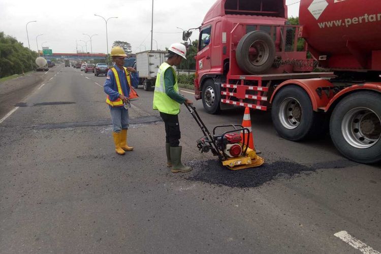 Pecah Ban Gara-gara Kondisi Jalan Berlubang Di Tol, Injak Rem Atau Gas ...