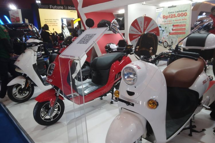 Jajaran sepeda Motor Listrik Selis di IIMS 2023(KOMPAS.com/Gilang) 