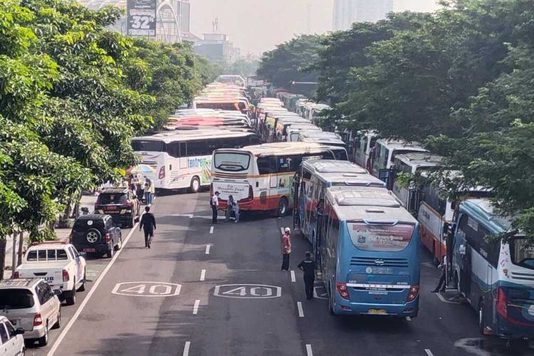 Terparkir dan Padat di Jalan Ahmad Yani Bus yang Siap Membawa Pemudik.(Dok Istimewa) 