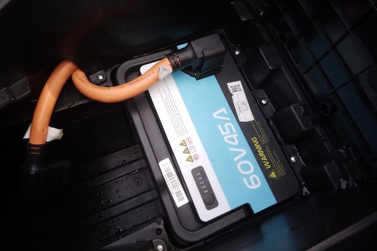 Alva One mengusung tipe baterai lithium dengan kapasitas baterai 60 V 45 A (2,7 kWh). Baterai tersebut memiliki bobot 18 kg dan punya fitur proteksi berupa layar IP65, yang aman dari debu dan semprotan air. (KOMPAS.com/Gilang) 