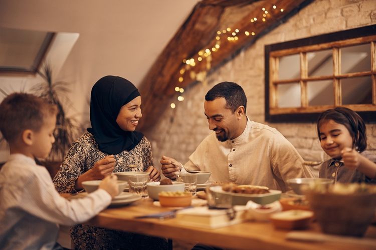 ustrasi keluarga buka puasa atau sahur saat Ramadhan. 