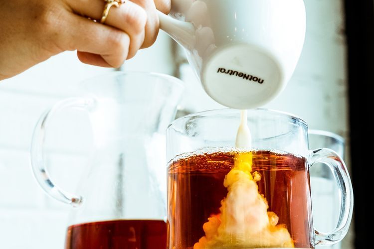 Ketika Anda menuang teh dulu baru susu, suhu dingin susu akan mendinginkan teh dan tak bisa mengeluarkan citarasa teh dengan maksimal.  