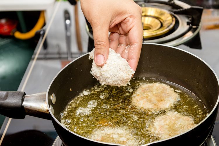Ada banyak cara menggunakan minyak goreng lebih hemat untuk mengatasi kenaikan harga di pasaran.  