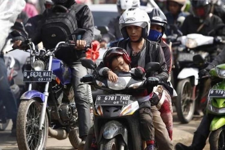 Ilustrasi mudik naik motor(KOMPAS IMAGES / RODERICK ADRIAN MOZES) 