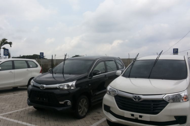 Deretan mobil baru yang diparkir di area terbuka dengan kondisi wiper diangkat.(Kompas.com/Alsadad Rudi) 