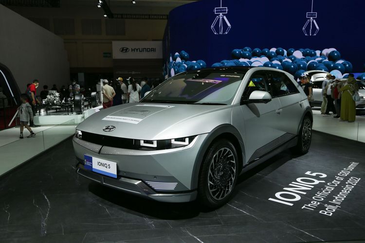 Mobil listrik Hyundai Ioniq 5 dipamerkan di ajang Gaikindo Indonesia International Auto Show (GIIAS) 2022 di ICE BSD, Tangerang, Sabtu (13/8/2022).(KOMPAS.com/KRISTIANTO PURNOMO) 