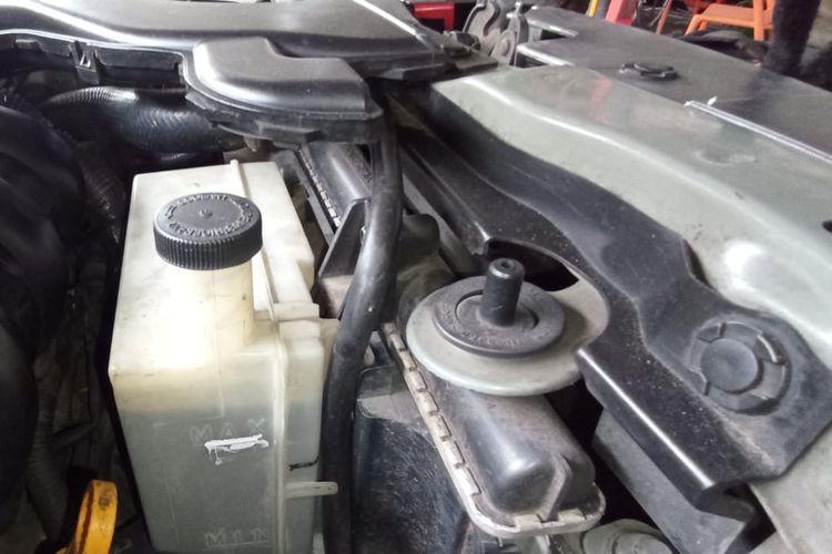 Kebocoran pada radiator harus diperiksa dari mana sumbernya untuk menentukan radiator harus diganti atau bisa diperbaiki(Kompas.com/Erwin Setiawan) 