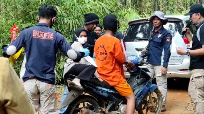Saat pelaku memperagakan 19 adegan pembunuhan Hafiza bocah perempuan berusia 8 tahun di Kebun Sawit Bukit Intan Bine, Desa Ibul, Kecamatan Simpangteritip, Kabupaten Bangka Barat, Selasa (21/3/2023) - Pembunuh Bocah Desa Terentang Bangka Barat Dituntut 10 Tahun Penjara, Ini Reaksi Ayah Korban    