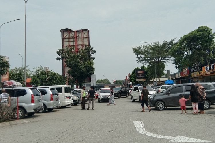 Kondisi Rest Area Kilometer 57 tol Jakarta-Cikampek, Sabtu (30/4/2022) pukul 11.00 WIB(KOMPAS.COM/FARIDA) 