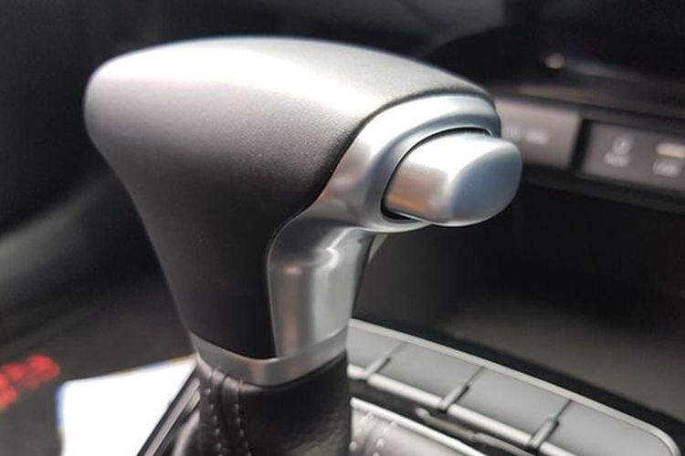 Tombol pengunci atau release button di tuas transmisi matik(()) 