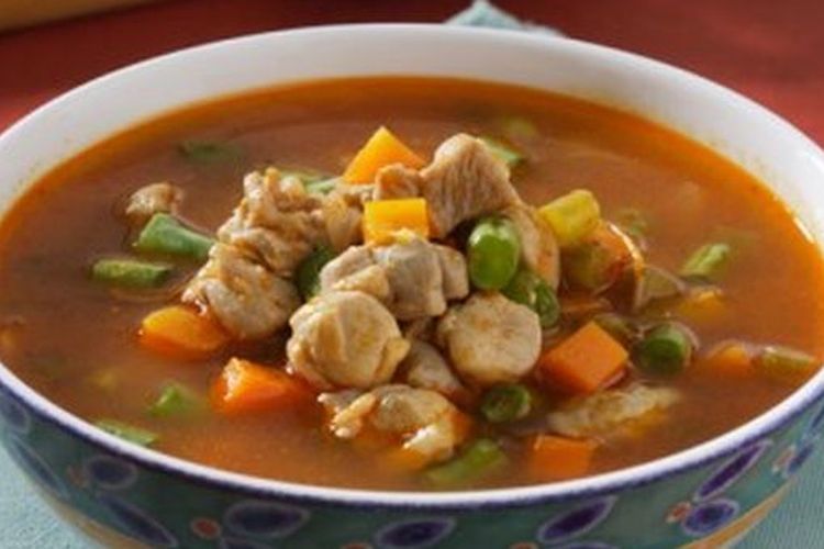Ilustrasi sup ayam tomat merah. 