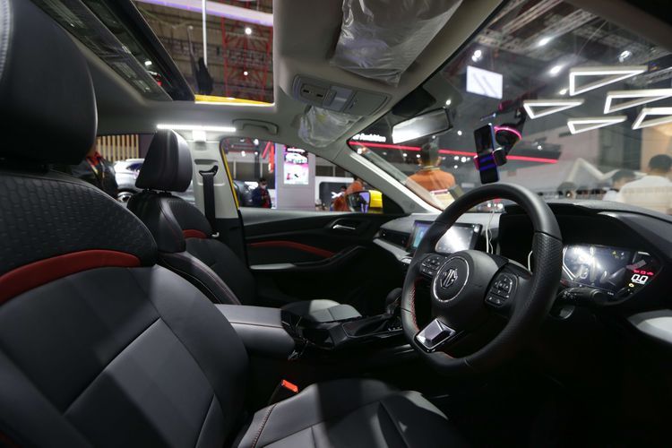 Kabin mobil MG5 GT dipamerkan di ajang Indonesia International Motor Show (IIMS) 2023 di JIExpo, Kemayoran, Jakarta Pusat, Kamis (16/2/2023).(KOMPAS.com/KRISTIANTO PURNOMO) 