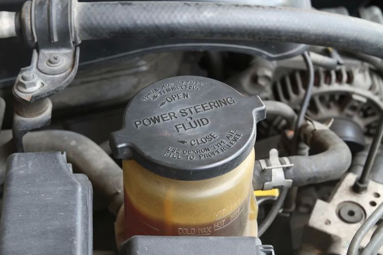 Reservoir power steering mobil(yourmechanics.com) 