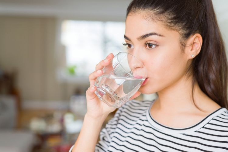 Manfaat minum air putih di pagi hari.(Shutterstock/Krakenimages.com) 