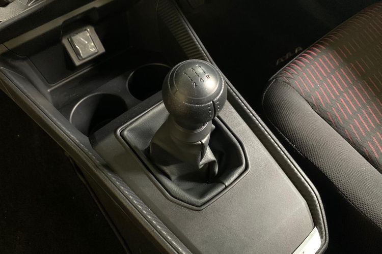 Transmisi manual pada Daihatsu Ayla 1.0 X MT ADS(KOMPAS.com/DIO DANANJAYA) 