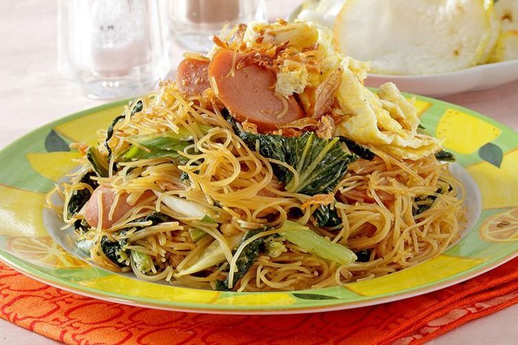 Ilustrasi bihun goreng dengan sosis dan sayuran. 