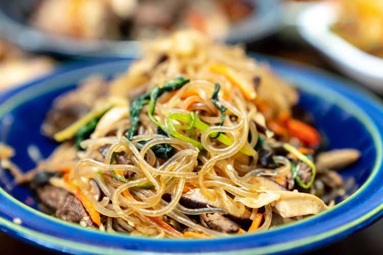 Ilustrasi kuliner Korea : bihun goreng plus sayur (japchae). 
