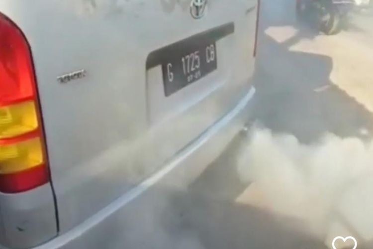 Asap knalpot yang disebabkan oleh kerusakan pada injektor berwarna putih pekat(Tangkapan layar) 