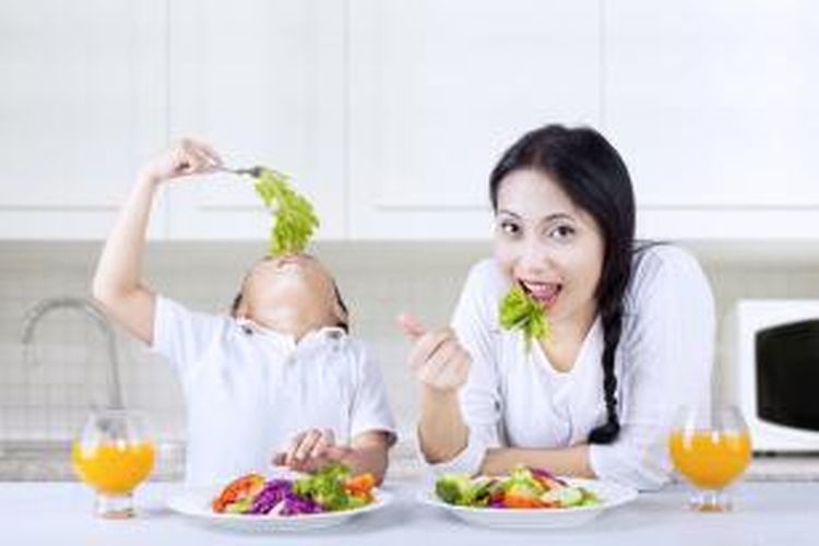 Ilustrasi anak makan sayur
