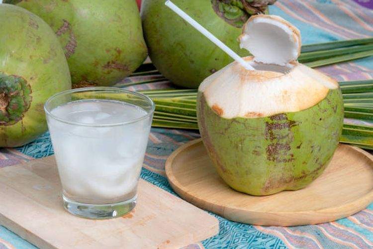 ilustrasi manfaat air kelapa untuk kesehatan jantung.(iStockphoto/amnat jomjun) 