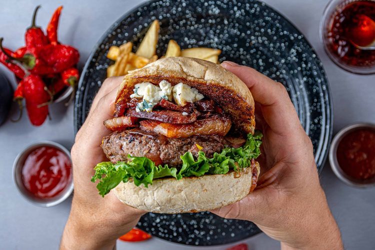 Tips Dari Koki, Berikut 3 Cara Makan Burger Yang Sesuai Table Manner 